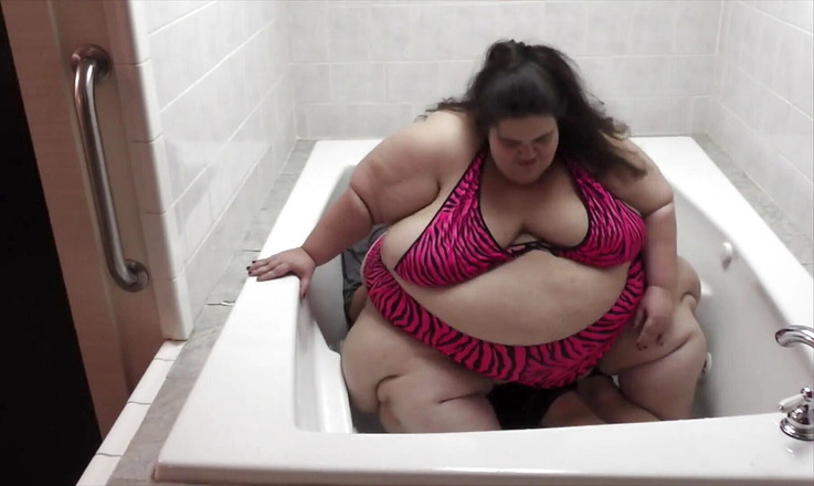 Full Weight Productions: BigmommaKat bombe nel culo nella vasca da bagno