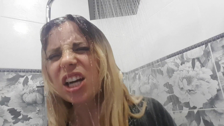 LarisaCum: Sunt umedă într-un costum de baie din latex și fac un duș
