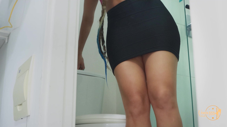 Venusss fetish: ホテルのバスルームで大きなおならが!