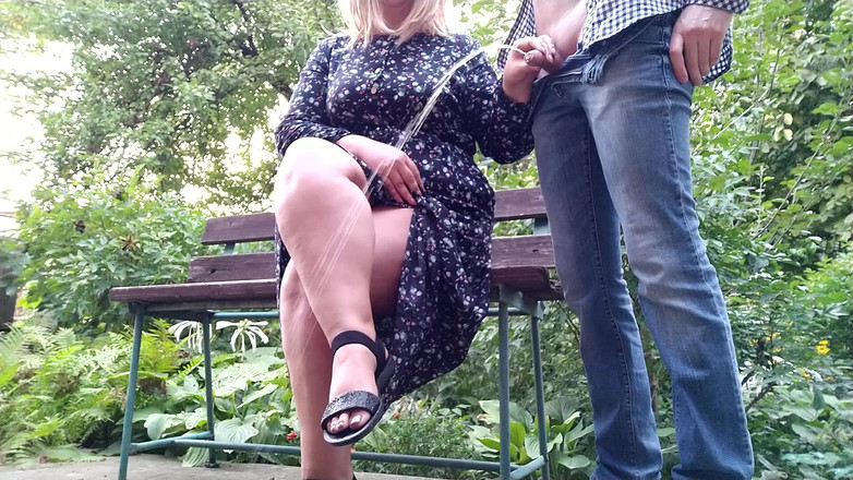 OurFetishLife: Orta yaşlı seksi kadın parkta sabah erkenden işememe yardım ediyor