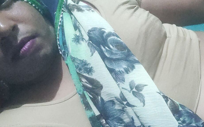 Sonusissy: L'eccitante ombelico di sonusissy si spoglia