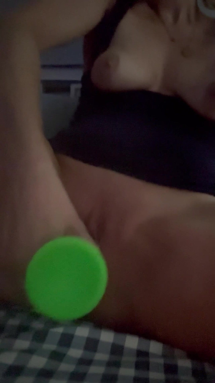 FireyGM: Tante seksi ini suka banget ngentot memeknya pagi-pagi