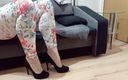 High Heels Kingdom: Il travestito penzoloni in una sexy camosetta nera con le...