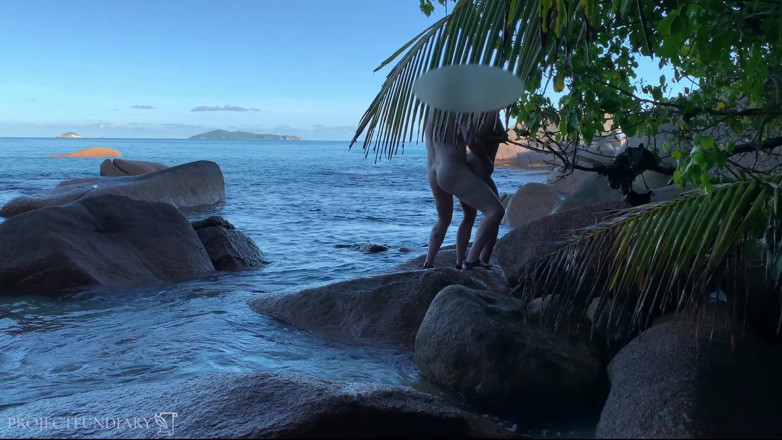 Projectsexdiary: Catching nude couple -sex on beach