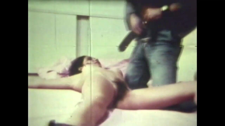 Vintage megastore: 침대에 묶여 있고 대물 자지에 따먹히는 불행한 털이 무성한 갈색 머리의 미국 빈티지 BDSM