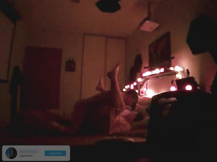 GayDuplo: Amateur junges paar fickt an weihnachten ohne gummi!