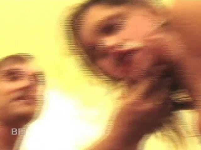 Hardcore bombshells: 两个饥渴的男人主宰他们的布鲁内特。