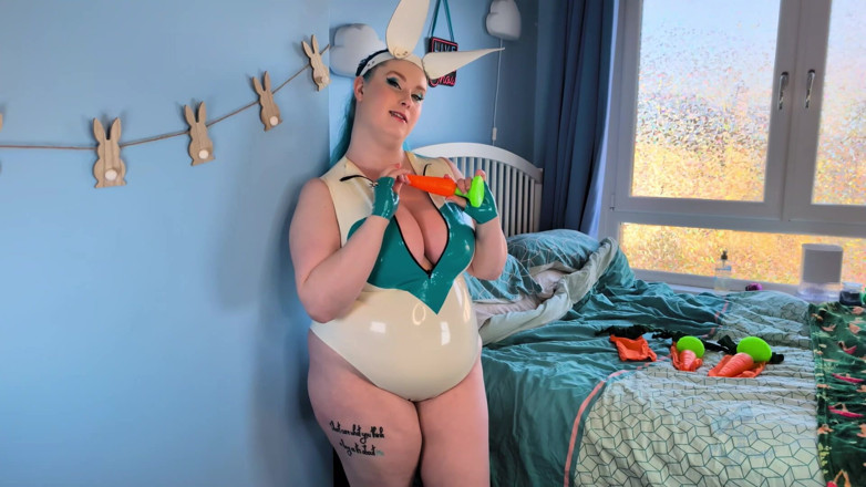 Alice_Mayflower_Scottish: Awek arnab memancut mani dan dubur - awek solo