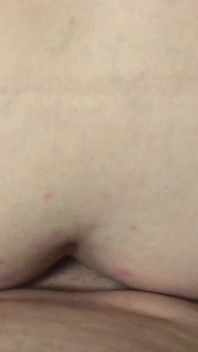 Elle me suce la bite dans les toilettes