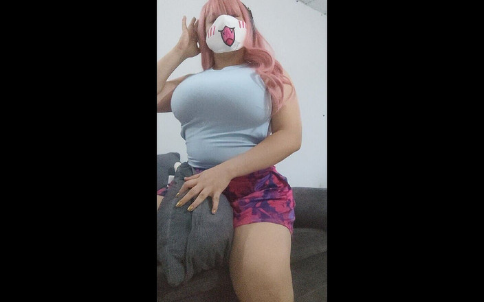 Emily-Chan: La mia sorellastra Otaku si masturba con il cuscino in...