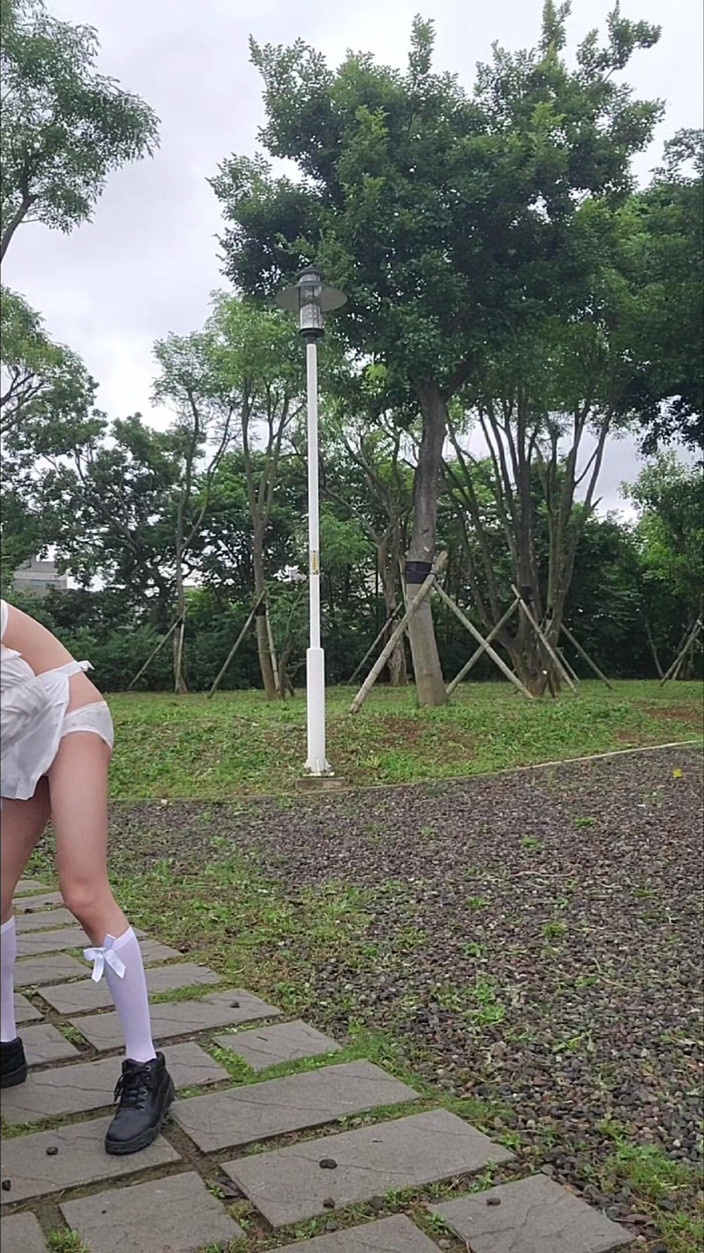 NotAFuta: パークのメイド・エキシビショニスト