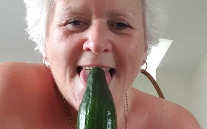 UK Joolz: Elle devient folle avec un concombre cet après-midi