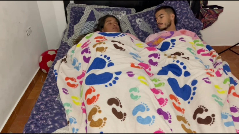 Miaandaxel: हॉट रात को मैं अपने सौतेले भाई का लंड खाती हूं - स्पेनिश में पोर्न