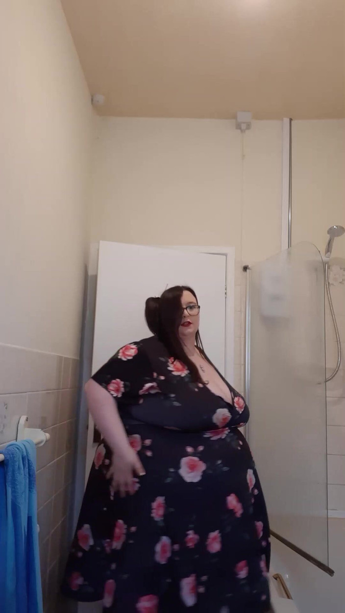 SSBBWLadyBrads: SSBBw neckt vor der dusche