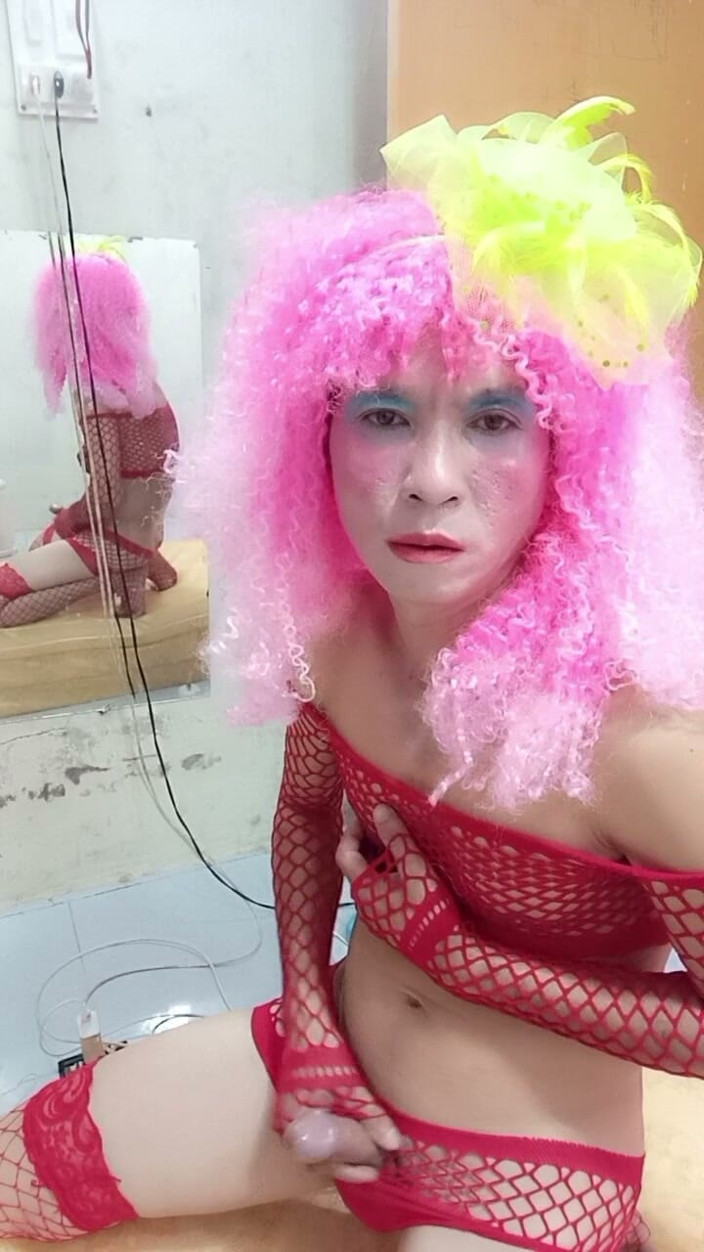 nguyen dang thien tri: Oanh Le Trans en lingerie sexy jouant avec une fausse...