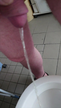 Nylonjunge Pisses on the Morning of New Year