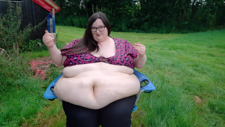 SSBBWLadyBrads: Ssbbw buikspel buitenshuis en wandelen