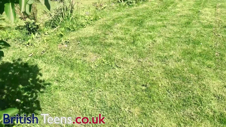 British Teens: JOI zdradza swoją dziewczynę: pielęgniarka Lana dobrze się bawi