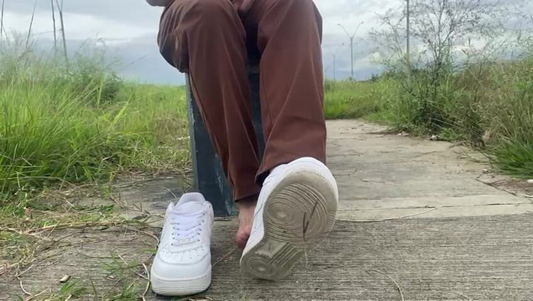 Mr Feet Colombia: ZE LAAT HAAR SCHOENEN SCHEREN IN HET OPENBAAR EN TREKT...