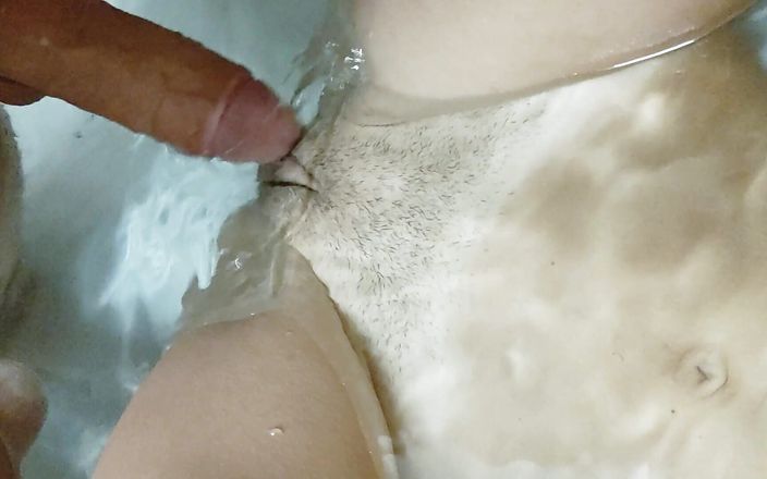 Wet nymph: 목욕하는 동안 욕조에서 쪼이는 젖은 보지에서 따먹히는 인어 창녀