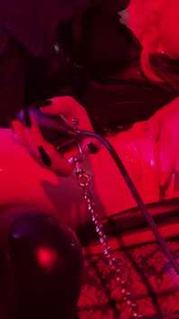 Rubber & ava fetishart danno al perv un footjob in lattice parte 2