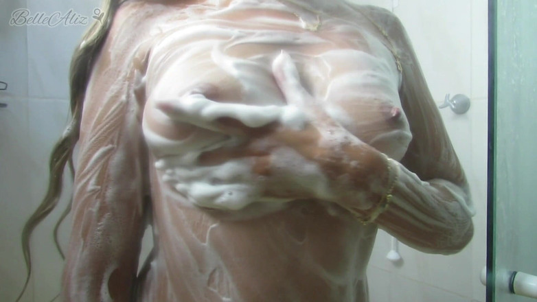 BelleAliz: Sıska ve küçük ama o kadar yaramaz ki duşta mastürbasyon...