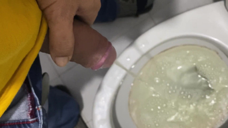 Latin mature king: Pula mare se pișă pe Serviciul Public