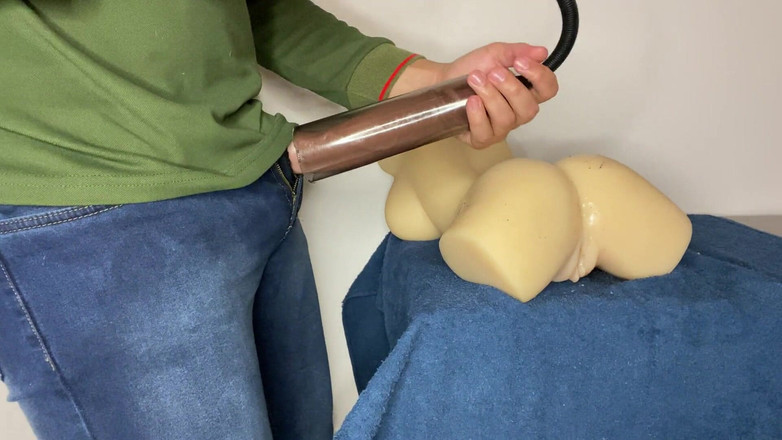 Greedy truck: Sání ptáka tak velkého s penisovou pumpou, že se do něj...