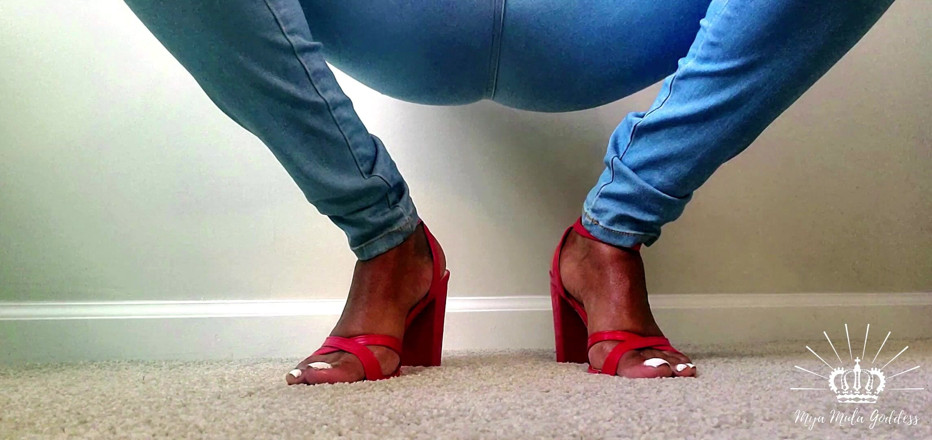 Mya Mula Goddess: Bratty sapatos vermelhos batendo pé humilhação