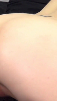Jessica Ryan är kåt och får en stor spermasprut på sin tajta röv live