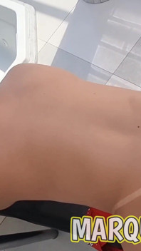 Šukání sexy brunetky do zadku na pole dance