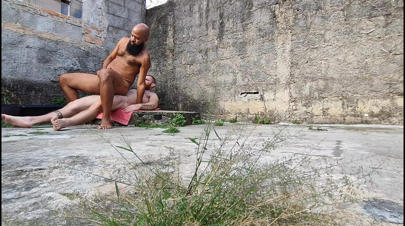 carmonaoficial: Cámara en el bosque graba a dos heteros follando