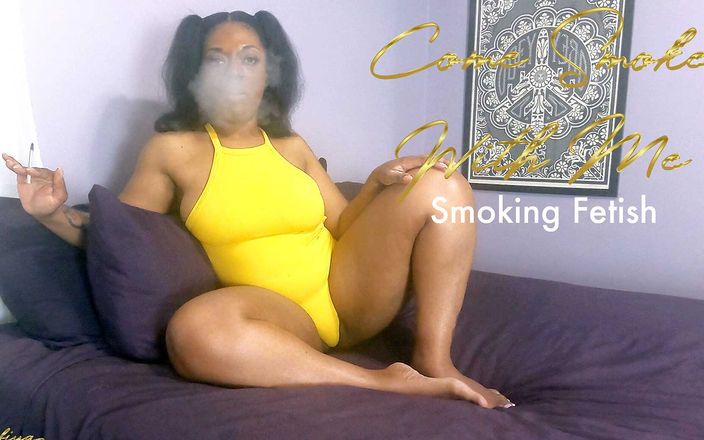 Miss Safiya: 私と一緒に煙草を吸う