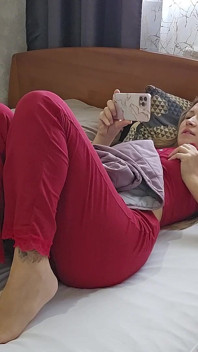 Masturbace při sledování sexy porna. Domácí orgasmus