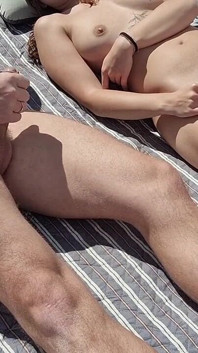 Masturbatie met mijn stiefvader op een naaktstrand, hij raakt mijn tieten aan en ik raak zijn pik aan