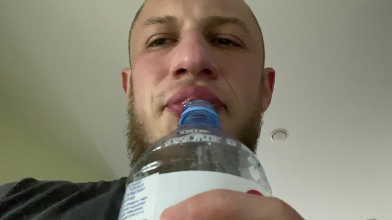 Hunky time: Alpha mengisi botol dengan air liurnya (ingusan)