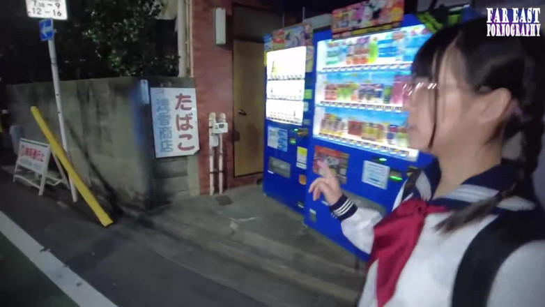 Far East pornography: Doll Like Bliss com uma provocação de cabelos escuros em...