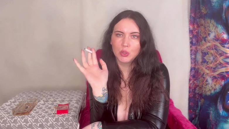 MissFFW: Domnișoara Ffw savurează câteva țigări în costumul ei de pisică