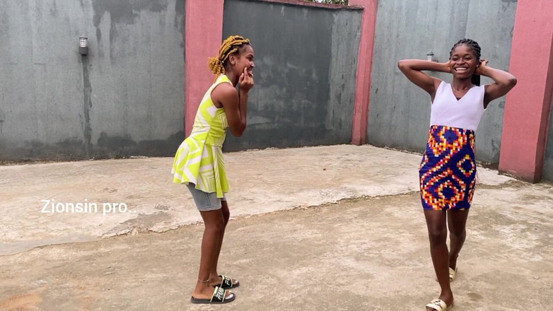 Zion: Amante Lesbica Africana Che Gioca a Giochi Locali All'aperto