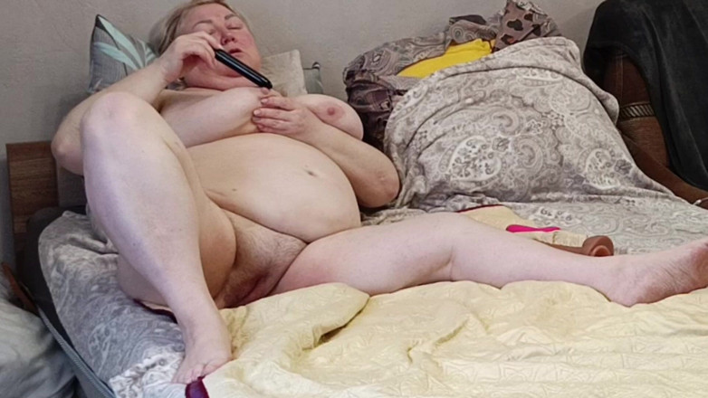 Zona901: Buurvrouw neukt haar vlezige poesje met seksspeeltjes tot een orgasme
