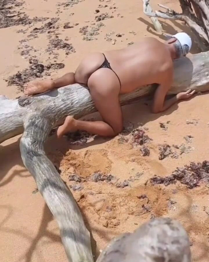 Ladysilvas: レディシルバがビーチでセクシーなパンティを見せる