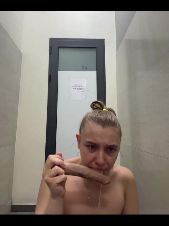 JuiceLussie: Популярна дівчина багато сквіртує 