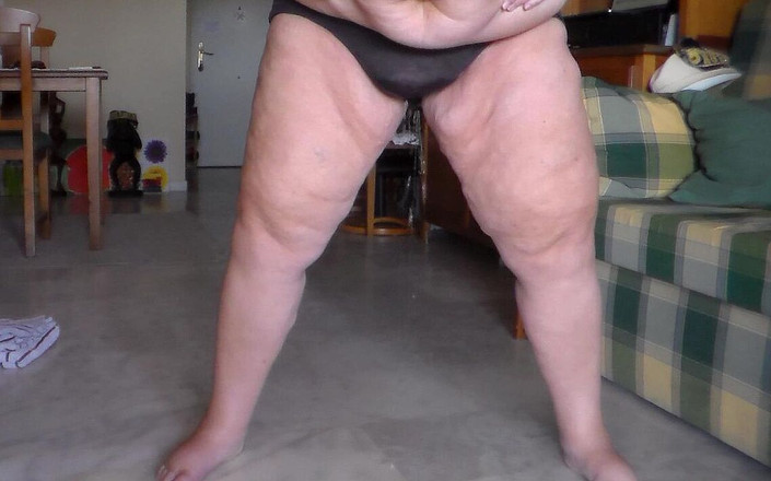 Sex hub couple: Jen oturma odasında külotunu işiyor