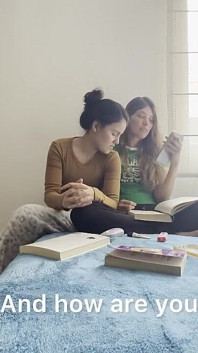 Dwie kobiety z college'u ruchają się ostro w pokoju