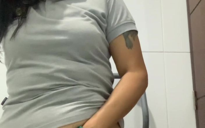 Jhoanita Cat: I Masturbated in the Office Bathroom