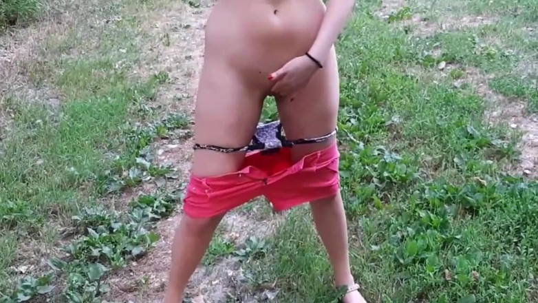 Cuca stream: Genç kız ormanda işiyor