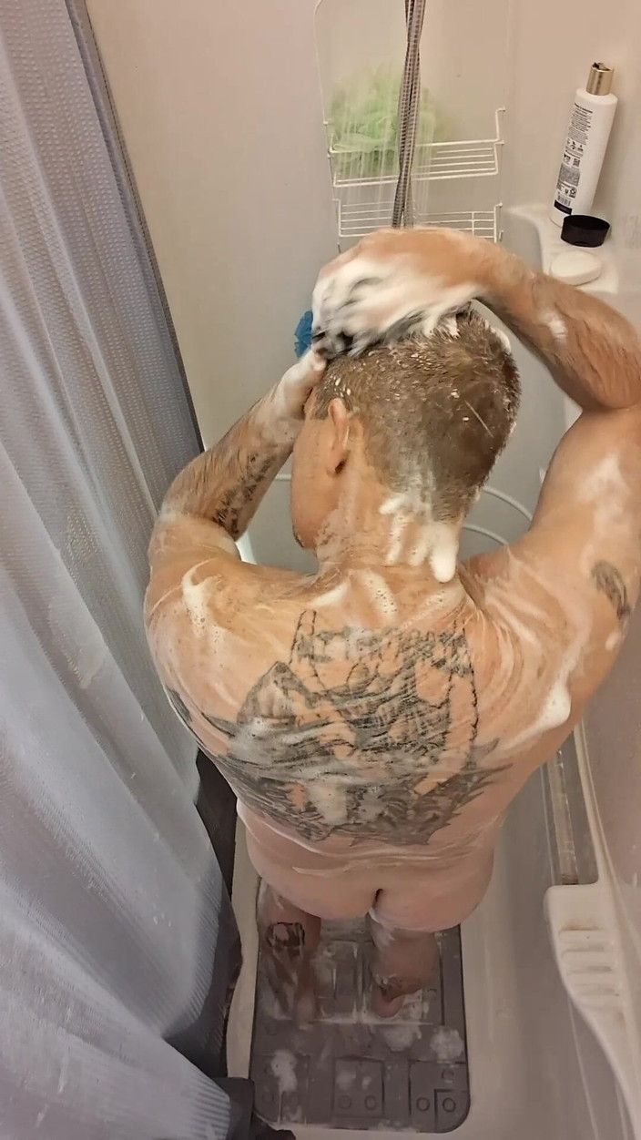 DubeSnackes: Dubesnackes, Pamer Waktu Dan Menyabuni Dan Menggosok Tubuh Seksinya.