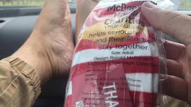 Manlyfoot: McDonalds conduit à travers ses pieds dash - arches dorées - regardez-moi enfiler...