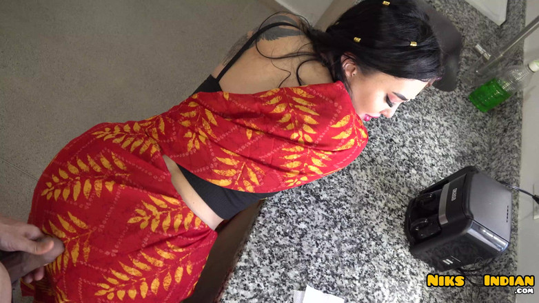 Niks Indian: Сором'язлива мілфа з великими цицьками бхабхі жорстко відтрахана деваром