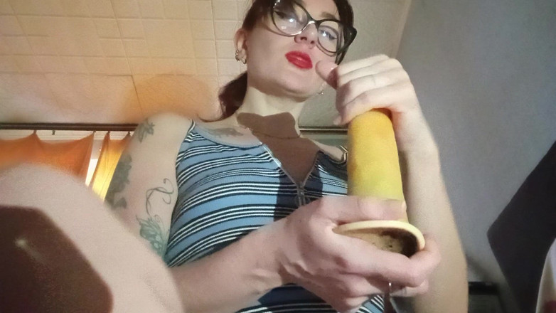 HellENXxOo: Macocha uczy się masturbować